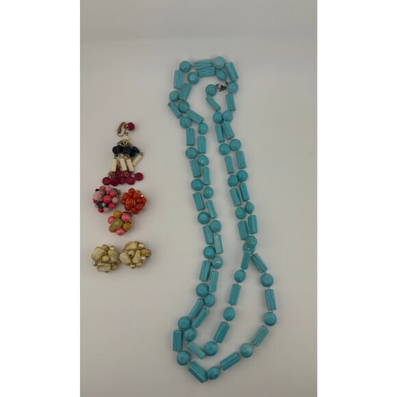 Vintage Signed Hong Kong Mixed Jewelry Lot Cluster Clip Ons And Necklace - Picture 6 of 7